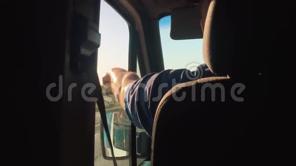 人骑在一个自动美丽的阳光剪影日落男人开车旅行生活方式视频的预览图