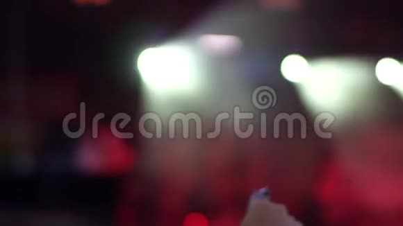 夜间摇滚音乐会人们欢呼着举起手齐声拍击舞台灯光手视频的预览图