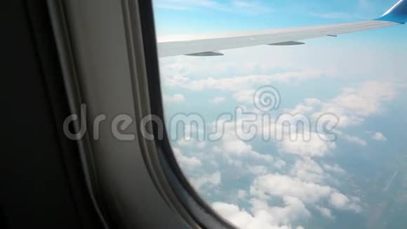 从飞机窗口观看视频的预览图