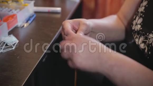 女人手做刺绣十字绣视频的预览图