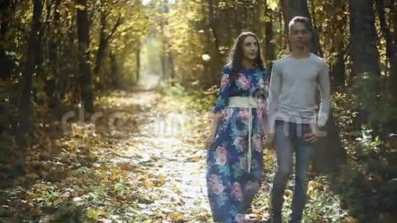 年轻夫妇恋爱浪漫户外以森林为背景时尚潮流视频的预览图