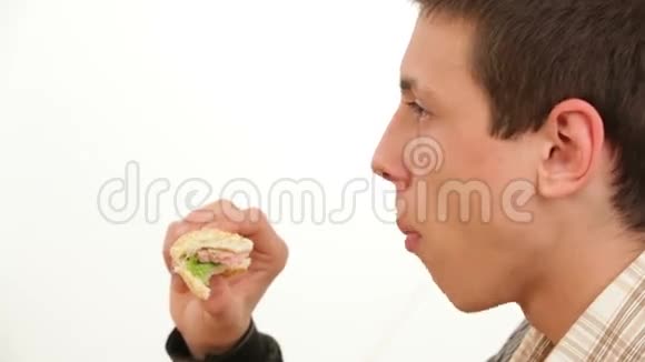 吃汉堡包的男人快餐视频的预览图