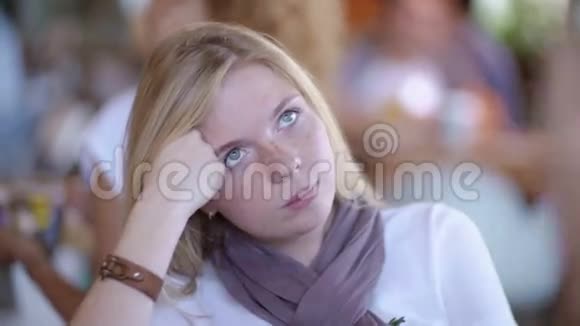 无聊的女孩坐在咖啡馆的桌子旁和男朋友约会视频的预览图