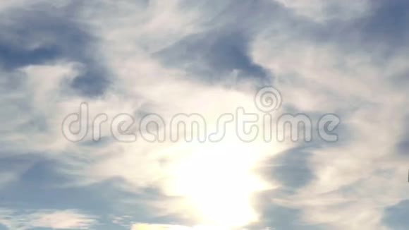 美丽的蓝天白云和阳光视频的预览图