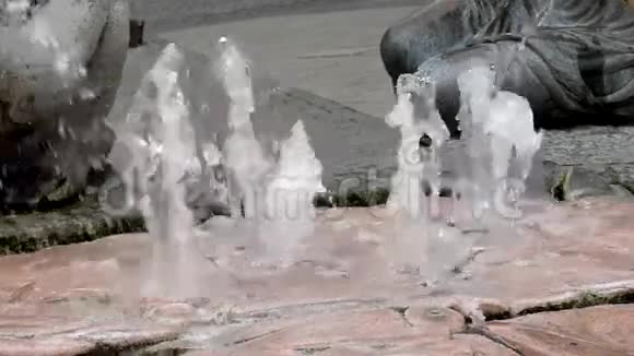 慢动作的有趣喷泉视频的预览图