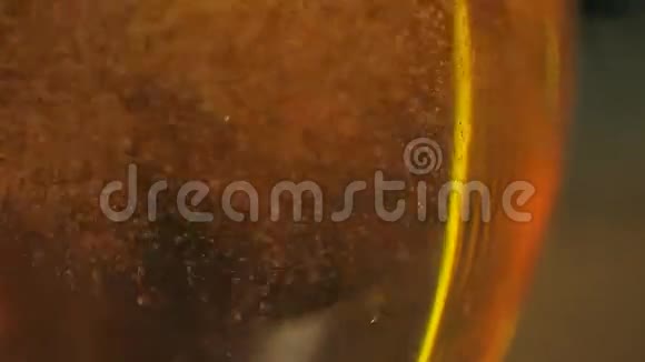 啤酒泡在玻璃杯里视频的预览图