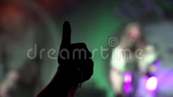 夜间摇滚音乐会人们欢呼着举起手齐声拍击舞台灯光我的手视频的预览图