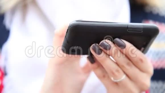 使用手机智能手机的女人的手全高清机动滑块1080便士视频的预览图