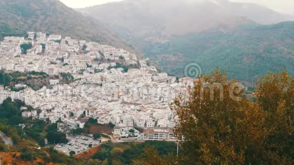 许多白色的房子高在山上全景令人惊叹的美丽的白色村庄安达在西班牙视频的预览图