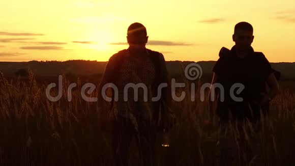 两名游客剪影两个游客在日落时去旅游自然剪影慢动作视频视频的预览图