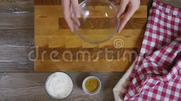 厨师把酸奶油放进玻璃碗里视频的预览图