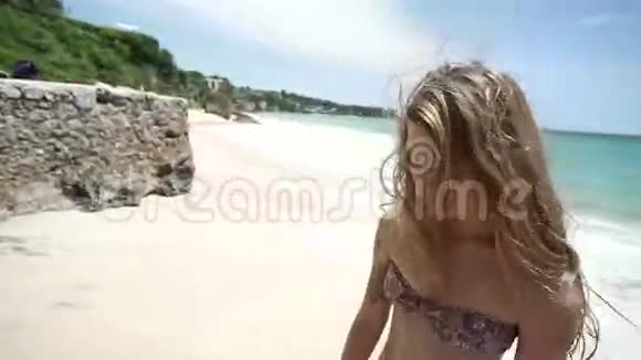 海滩上美丽的女孩很开心视频的预览图