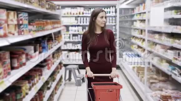 有魅力的女人在超市购物Steadicam射击视频的预览图
