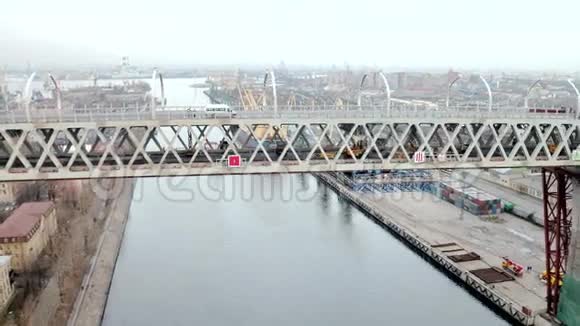 城市景观背景下大河桁架桥的鸟瞰图视频的预览图