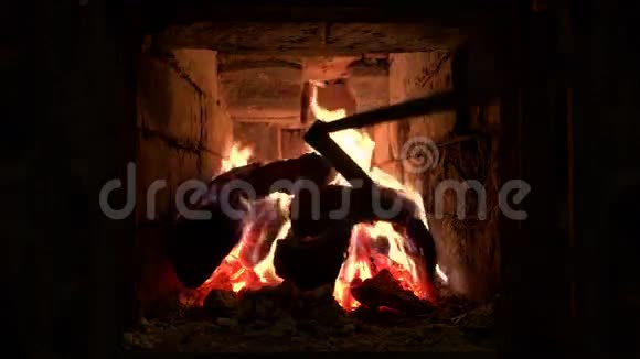 俄罗斯炉燃烧的木制火梁视频的预览图