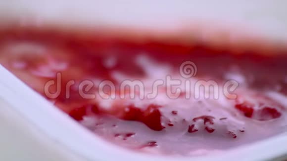 汤匙上的健康红草莓和白酸乳特写健康食品的概念视频的预览图