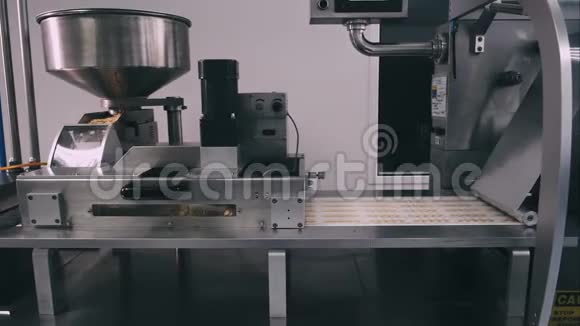 辅助药品生产中的发泡包装机视频的预览图
