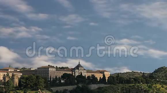 托莱多西班牙阿尔卡扎宫的旧城景时光流逝视频的预览图
