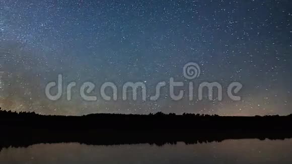 银河时间流逝美丽的夜空倒影在湖面上视频的预览图