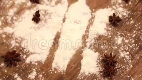 新鲜出炉的松饼加上巧克力玫瑰片在纸烤撒上糖粉视频的预览图