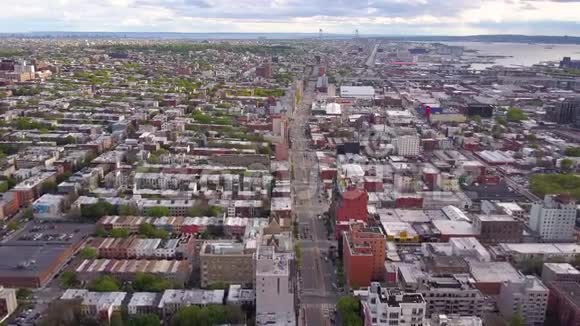 从空中俯瞰纽约布鲁克林邓博居民和金融业务大楼从上面视频的预览图