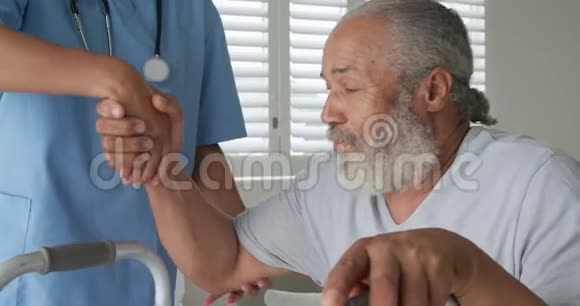 成熟的男人和护士视频的预览图