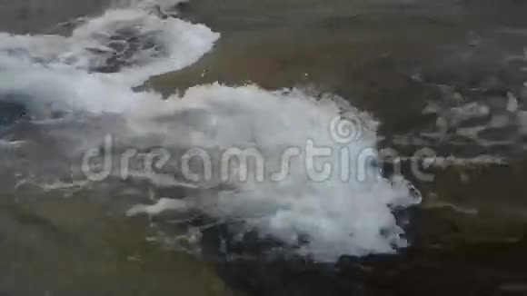 急流河流在巨石上视频的预览图