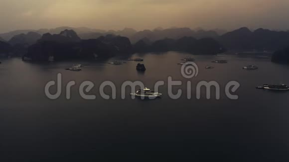 日出时海龙湾垃圾船和游船的空中镜头视频的预览图