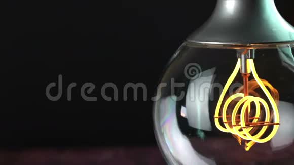 打开和关闭闪烁效果复古老式灯泡与LED技术内置视频的预览图