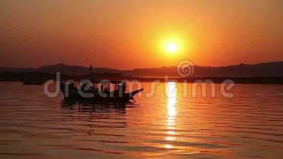 在伊洛瓦底河畔的巴根与游客共乘船视频的预览图