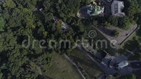 空中无人机纪念碑广场城市人视频的预览图
