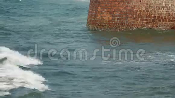 波浪撞击石墙视频的预览图