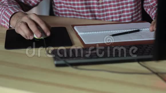 在桌旁用电脑鼠标工作的人视频的预览图