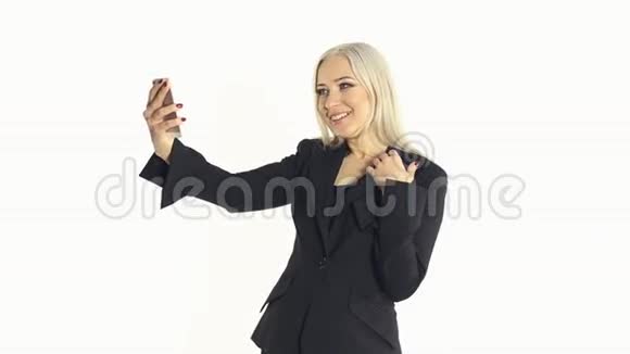 成功的商业女性在拍自拍照片视频的预览图