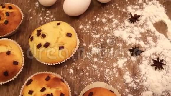 新鲜出炉的松饼加上巧克力玫瑰片在纸烤撒上糖粉视频的预览图