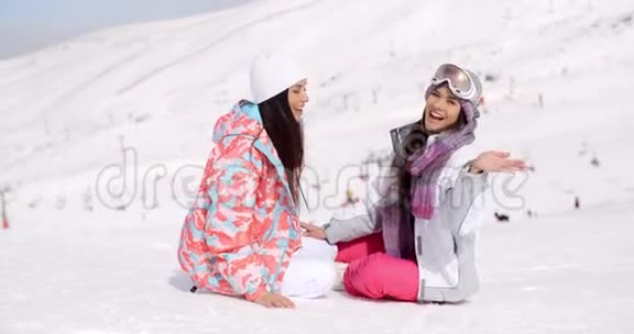 在雪地里笑着活泼的年轻女人视频的预览图
