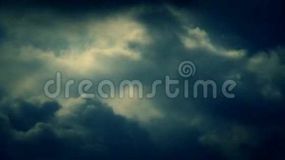 壮观的云层覆盖天空阿尔托丘黄昏沙尘暴视频的预览图
