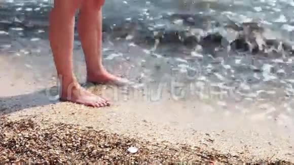 沙滩上一个漂亮女孩的腿被洗了视频的预览图
