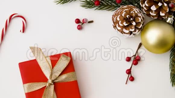 白色背景的圣诞礼物和装饰品视频的预览图