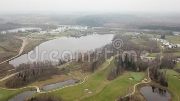 立陶宛湖秋季酒店空中无人机顶景4KUHD视频视频的预览图