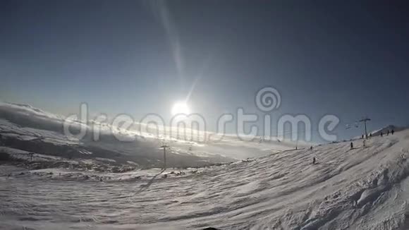 滑雪场上美丽的阳光景观视频的预览图