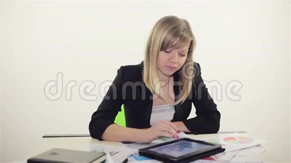 在办公室工作平板电脑的女商人视频的预览图