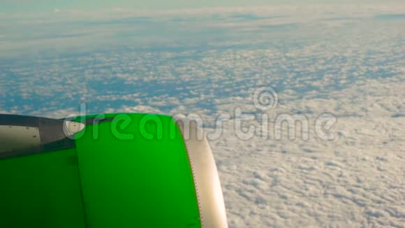 一架绿色飞机从引擎上的窗户飞过云层视频的预览图