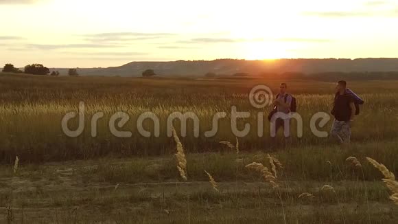两名游客自然剪影两个游客在日落时去旅游剪影自然慢速视频视频的预览图