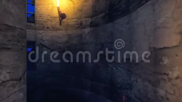 在日出中爬上神秘的中世纪塔楼的台阶真实的电影动画视频的预览图