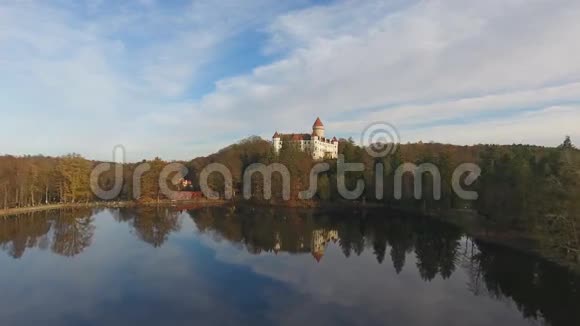 美丽的城堡科诺皮斯特和秋季公园视频的预览图