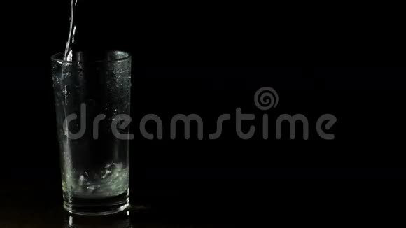 黑色背景玻璃中的新鲜矿泉水视频的预览图