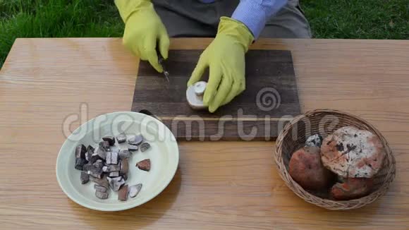 人手切片切条蘑菇刀木桌视频的预览图