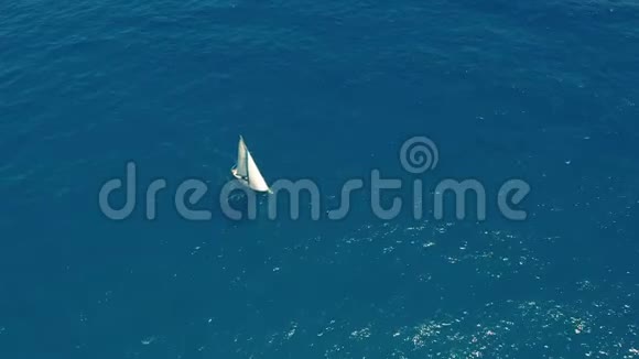 空中观景晴天在公海上航行的游艇在海上航行视频的预览图