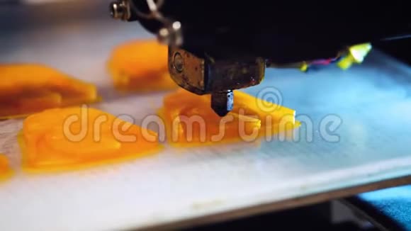 3D打印机用塑料丝丝印刷视频的预览图